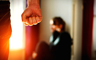 Sprawcy przemocy domowej mogą nauczyć się kontroli emocji